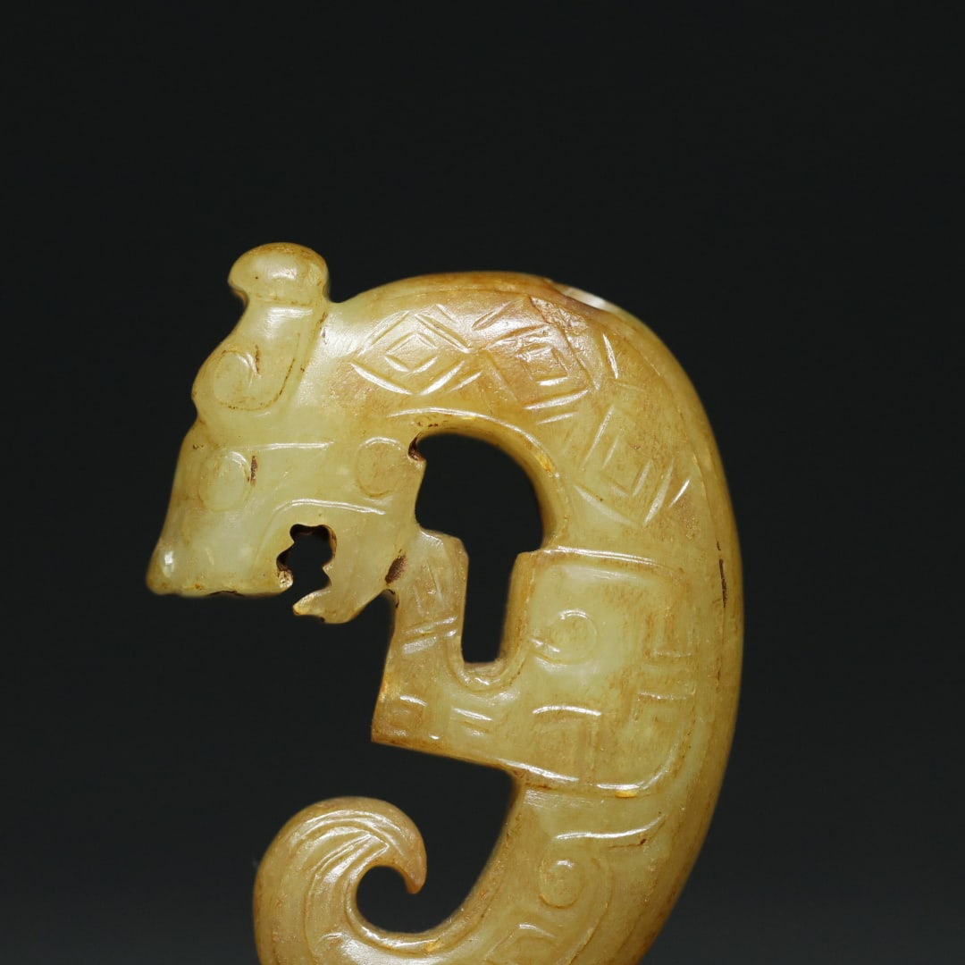 An Exquisite White Jade Dragon Pendant - 7