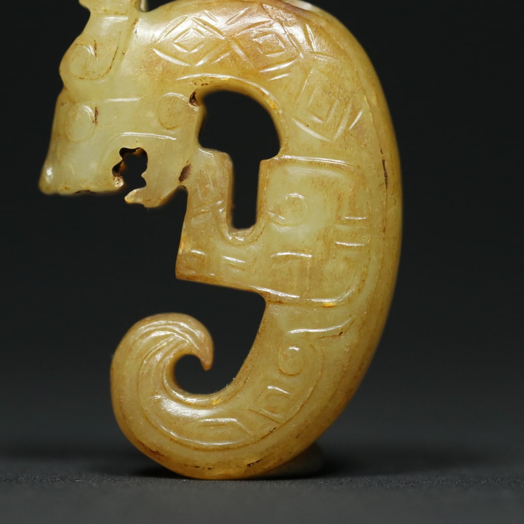 An Exquisite White Jade Dragon Pendant - 8