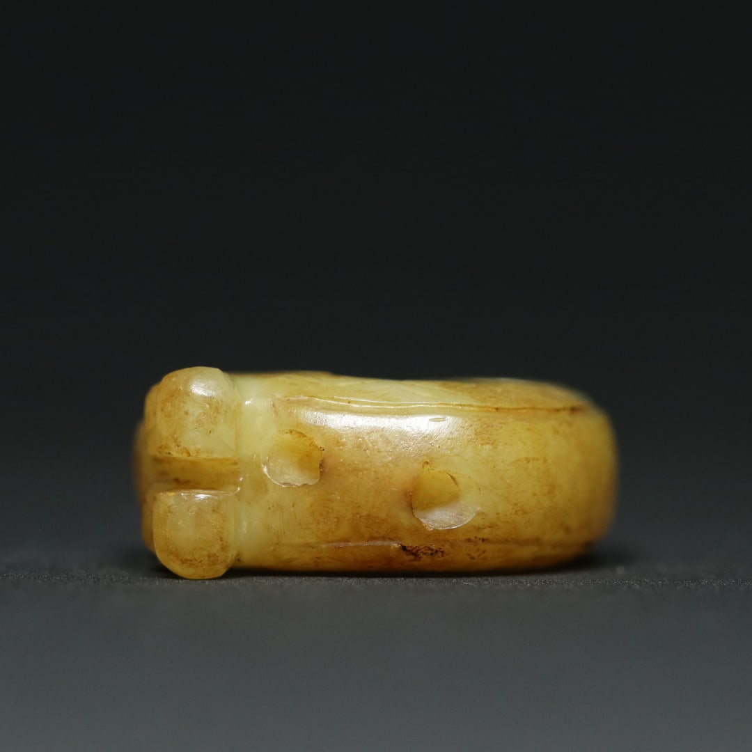 An Exquisite White Jade Dragon Pendant - 9