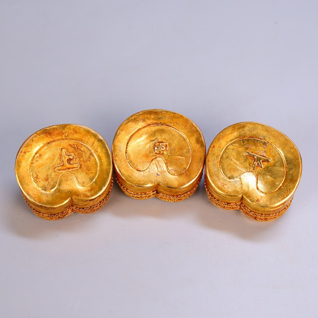 An Exquisite Gilt Bronze Ornament: An Exquisite Gilt Bronze Ornament Qing Dynasty, China Size:4.7cmx5cm Weight:739g (The Dimensions Of All Batches Are Manually Measured.If You Need More Detailed Information, Please Contact Our