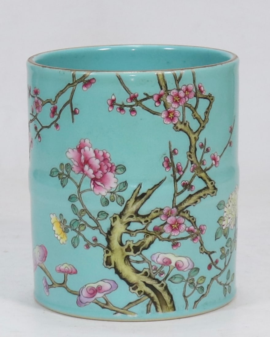 An Exquisite Green Glazed Flower Pattern Brush Pot: An Exquisite Green Glazed Flower Pattern Brush Pot Qing Dynasty, China Qianlong Six-character Mark Size:13.9cmx12cm (The Dimensions Of All Batches Are Manually Measured.If You Need More Detailed