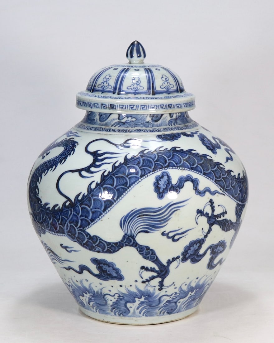 An Exquisite Blue and White Seawater Pattern Dragon Pattern Jar - 2