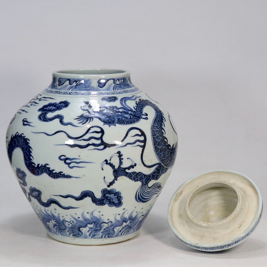 An Exquisite Blue and White Seawater Pattern Dragon Pattern Jar - 5