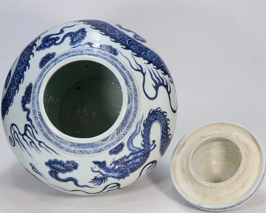An Exquisite Blue and White Seawater Pattern Dragon Pattern Jar - 6