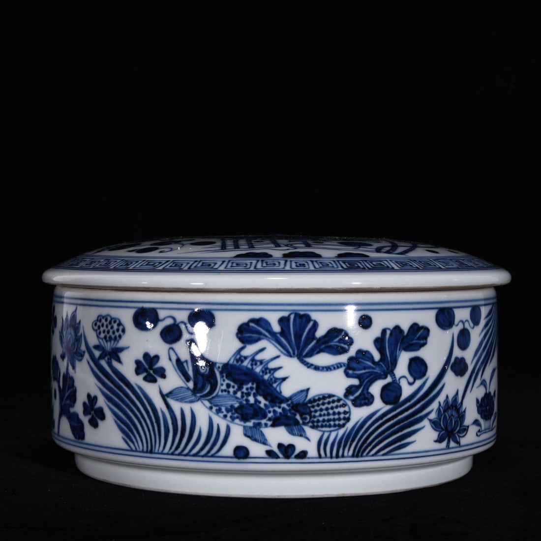 An Exquisite Blue and White Fish and Lotus Pattern Box: An Exquisite Blue and White Fish and Lotus Pattern Box Ming Dynasty, China Size:10cmx20cm (The Dimensions Of All Batches Are Manually Measured.If You Need More Detailed Information, Please Contact