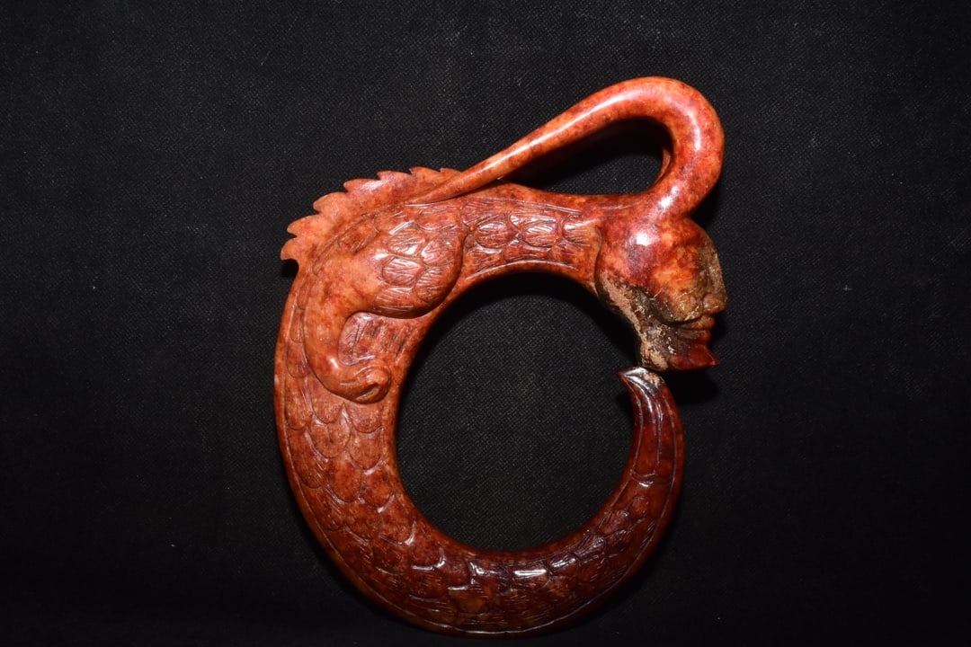 An Exquisite White Jade Dragon Ornament: An Exquisite White Jade Dragon Ornament Han Dynasty, China Size:21cmx17cm Weight:1.01kg (The Dimensions Of All Batches Are Manually Measured.If You Need More Detailed Information, Please Contact Our