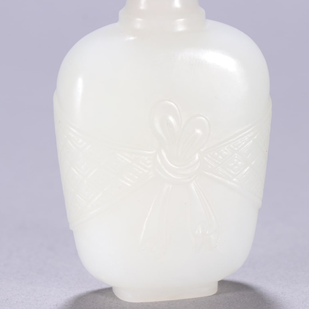 An Exquisite White Jade Snuff Bottle - 2