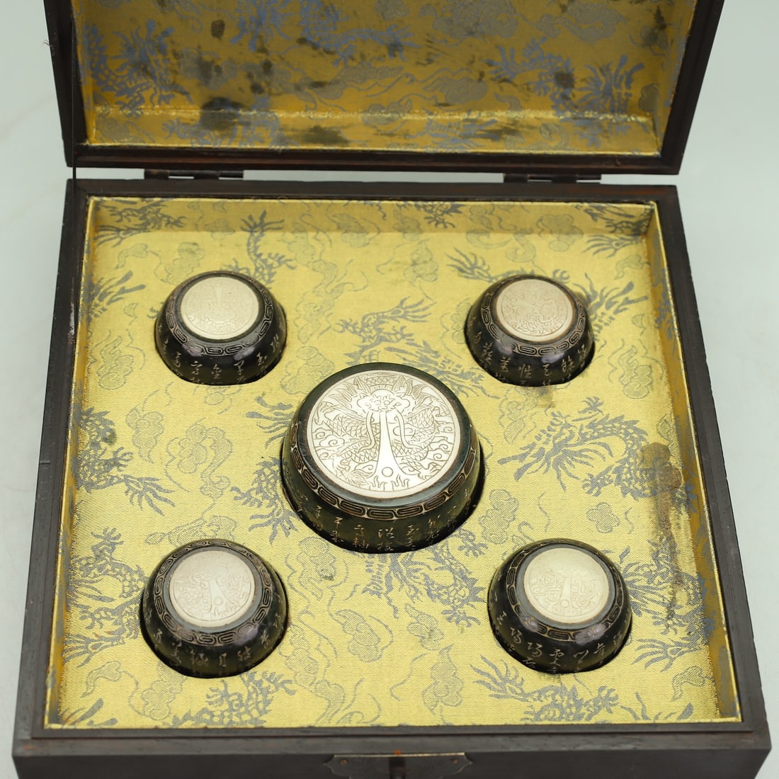 A Set of Fine Jasper Inlaid White Jade Dragon Pattern Ornament: A Set of Fine Jasper Inlaid White Jade Dragon Pattern Ornament Qing Dynasty, China Qianlong Four-character Mark Size:7.5cmx9.5cm Size:4cmx5cm Weight:1430g Size:27cmx27cmx11cm Weight:1685g (The