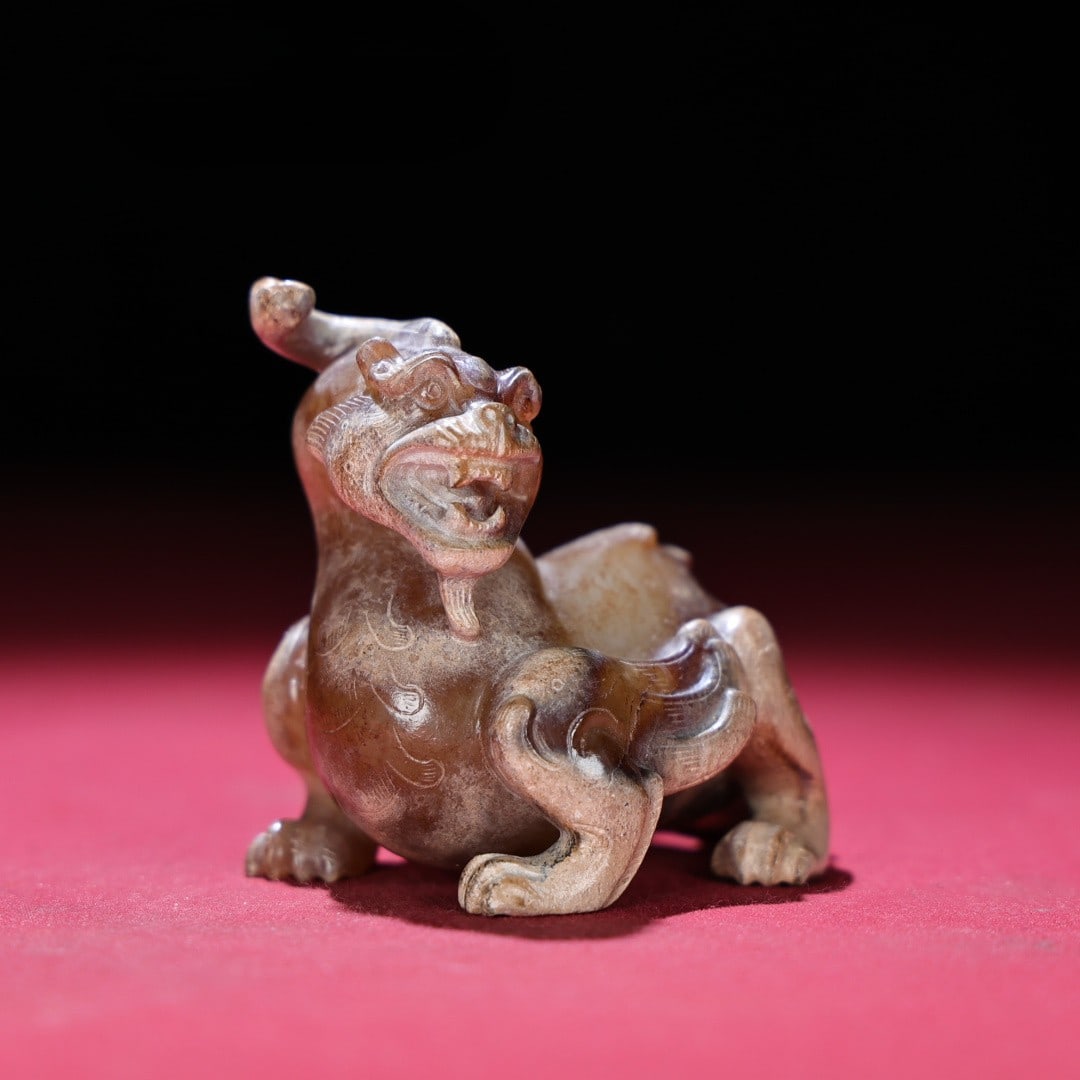 An Exquisite White Jade Auspicious Beast Hand Piece: An Exquisite White Jade Auspicious Beast Hand Piece Han Dynasty, China Size:5.7cmx4.5cmx5.8cm Weight:151g (The Dimensions Of All Batches Are Manually Measured.If You Need More Detailed Information,