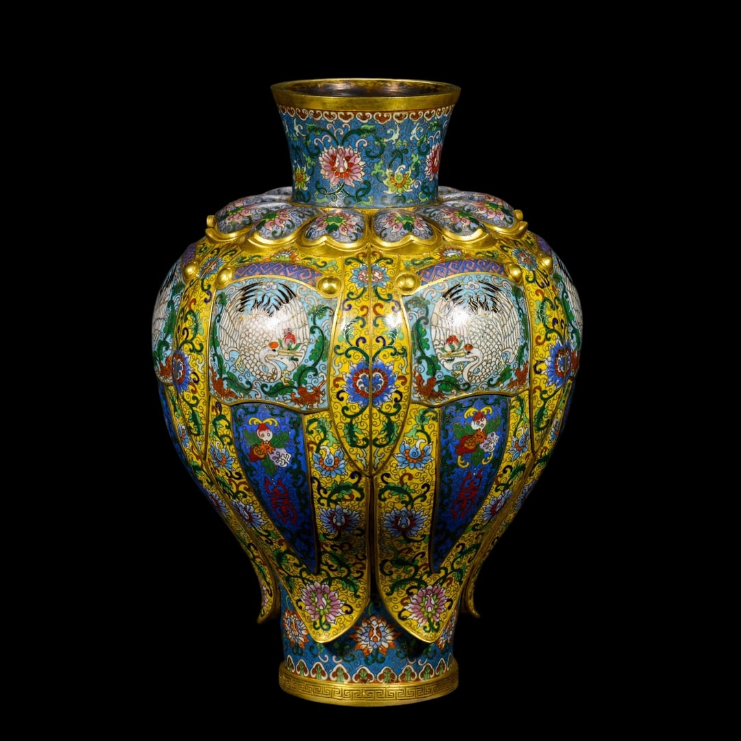 An Exquisite Cloisonne Lotus Pattern Crane Pattern Vase: An Exquisite Cloisonne Lotus Pattern Crane Pattern Vase Qing Dynasty, China Qianlong Six-character Mark Size:46cmx31cm Weight:12kg (The Dimensions Of All Batches Are Manually Measured.If You Need