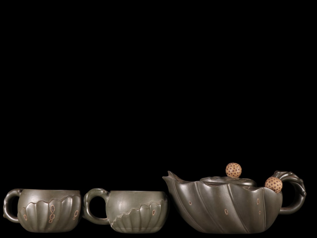 A Set of Fine Purple Sands Teapot: A Set of Fine Purple Sands Teapot Xie man lun Size:10cmx20.8cm Size:5.5cmx10.8cm (The Dimensions Of All Batches Are Manually Measured.If You Need More Detailed Information, Please Contact Our