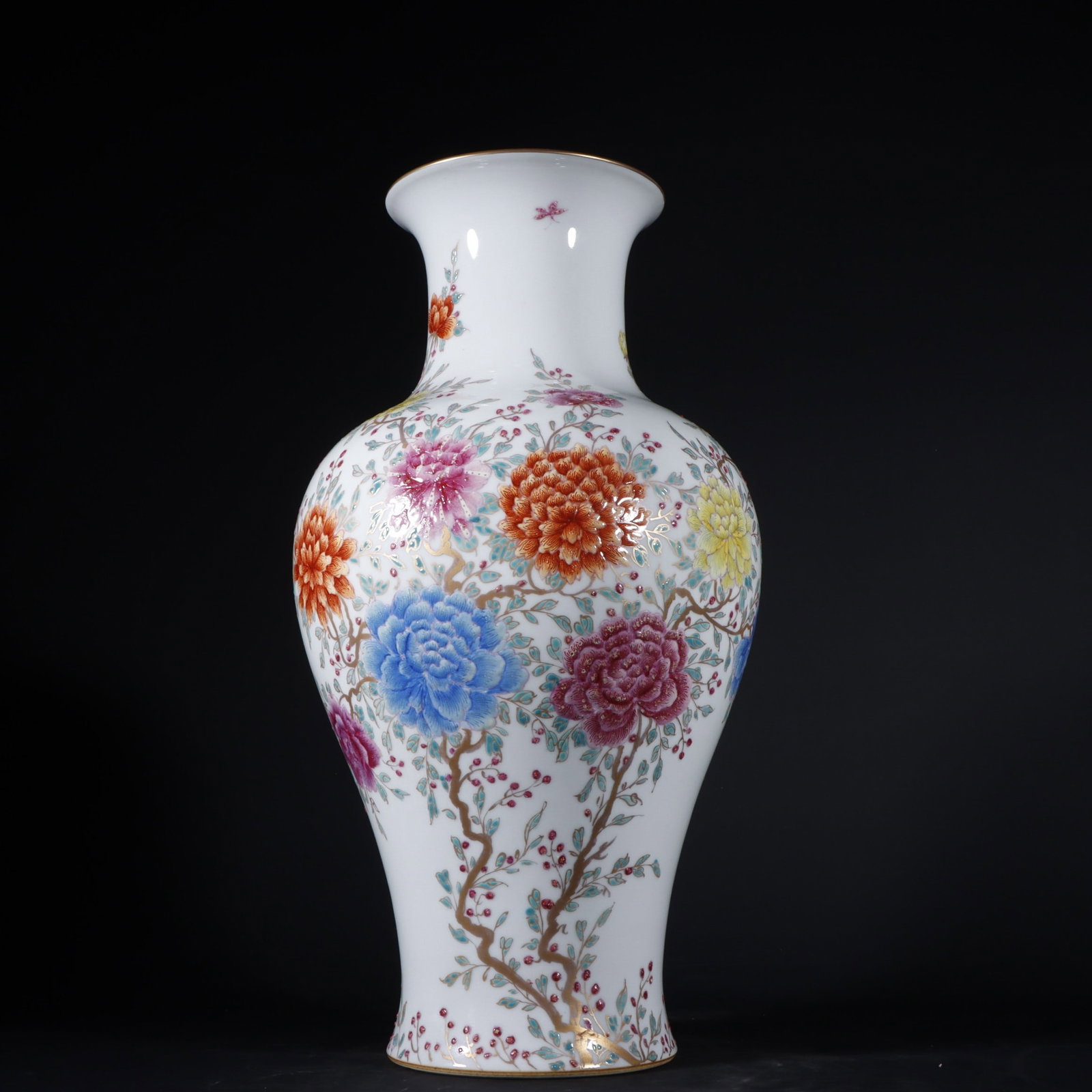 An Exquisite Famille-Rose Flower Pattern Vase: An Exquisite Famille-Rose Flower Pattern Vase Qing Dynasty, China Jiaqing Six-character Mark Size:36cmx20cm (The Dimensions Of All Batches Are Manually Measured.If You Need More Detailed Information, 
