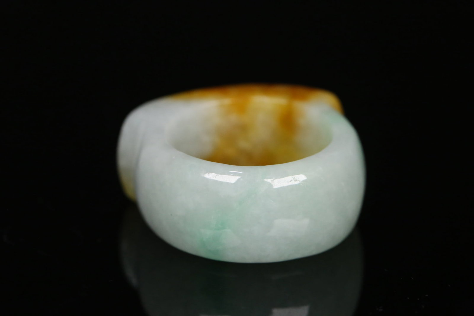 An Exquisite Jadeite Ring - 4