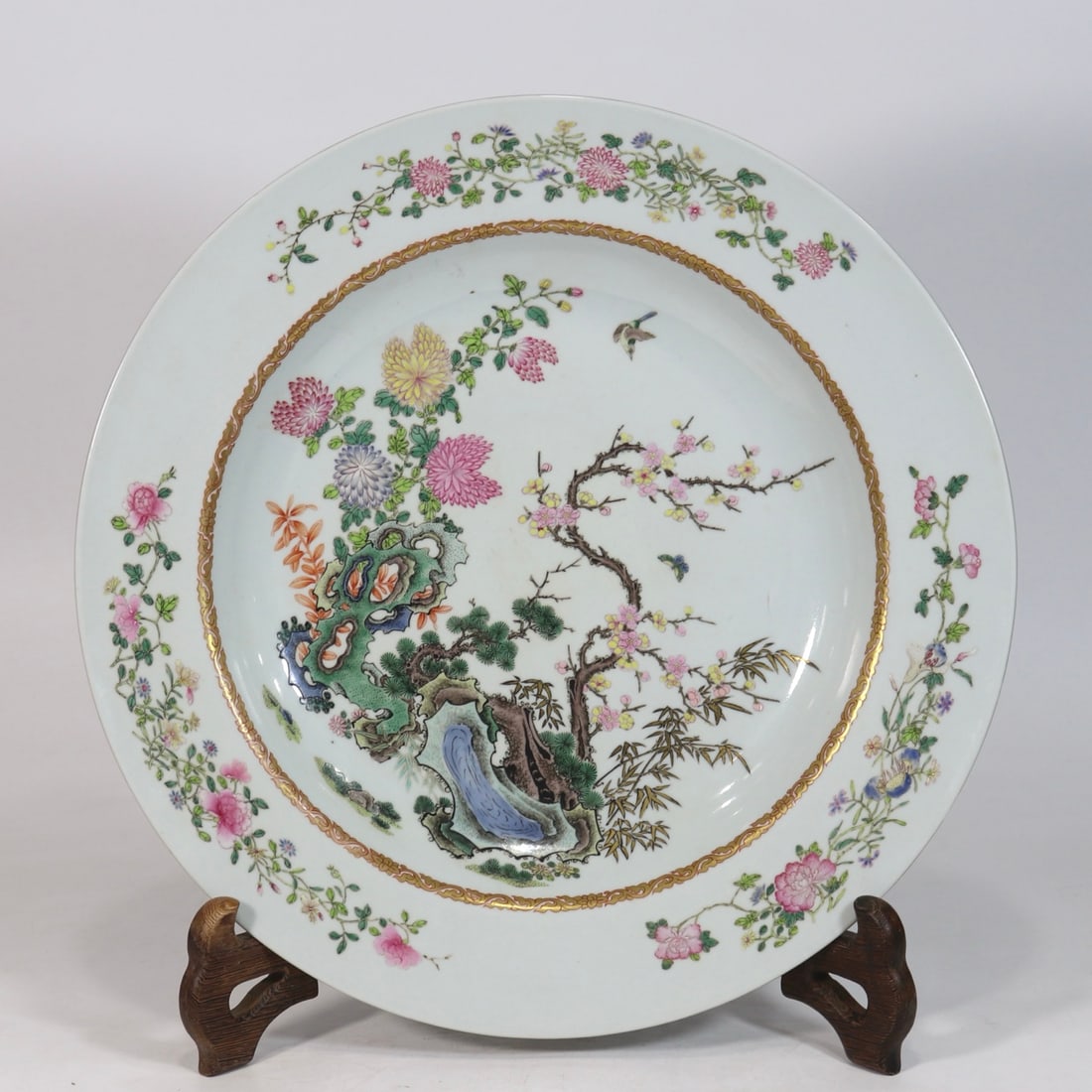 An Exquisite Famille-Rose Flower and Bird Pattern Plate: An Exquisite Famille-Rose Flower and Bird Pattern Plate Qing Dynasty, China Qianlong Four-character Mark Size:6cmx39.9cm (The Dimensions Of All Batches Are Manually Measured.If You Need More Detailed