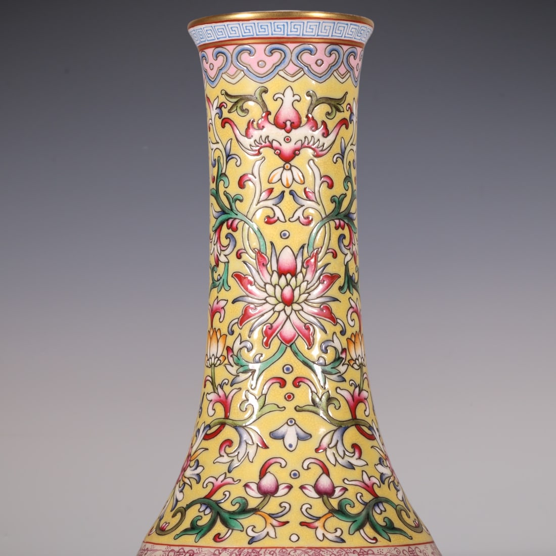 An Exquisite Enamel Lotus Pattern Landscape Pattern Vase - 2
