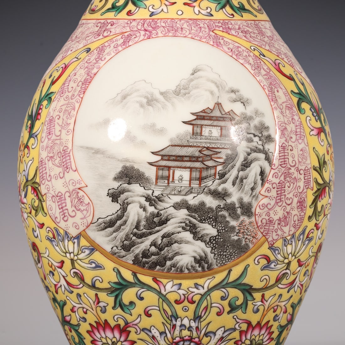 An Exquisite Enamel Lotus Pattern Landscape Pattern Vase - 3