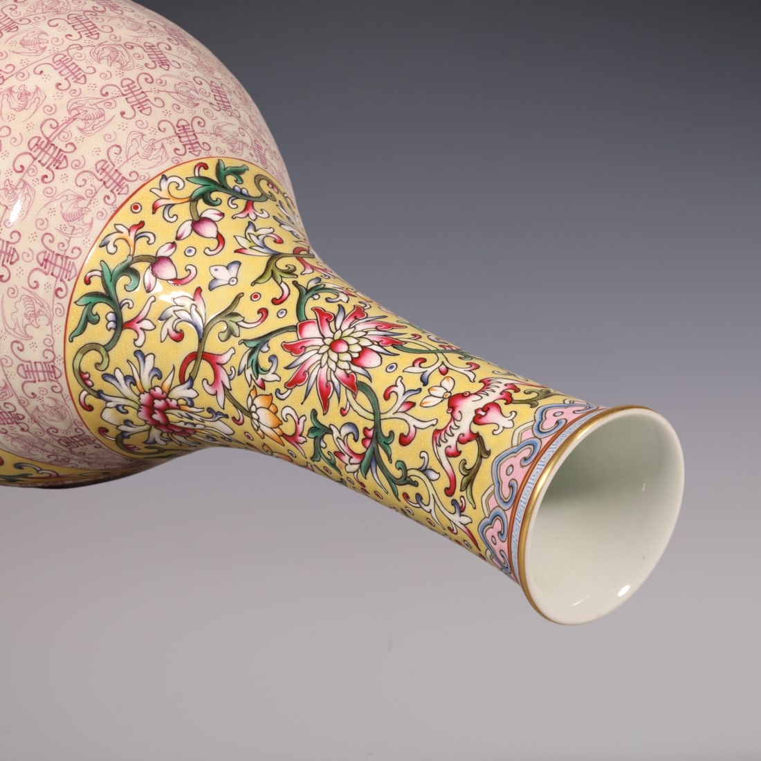 An Exquisite Enamel Lotus Pattern Landscape Pattern Vase - 7