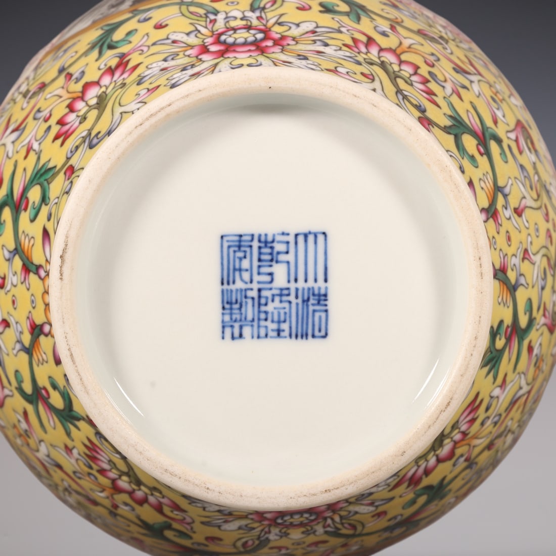 An Exquisite Enamel Lotus Pattern Landscape Pattern Vase - 8