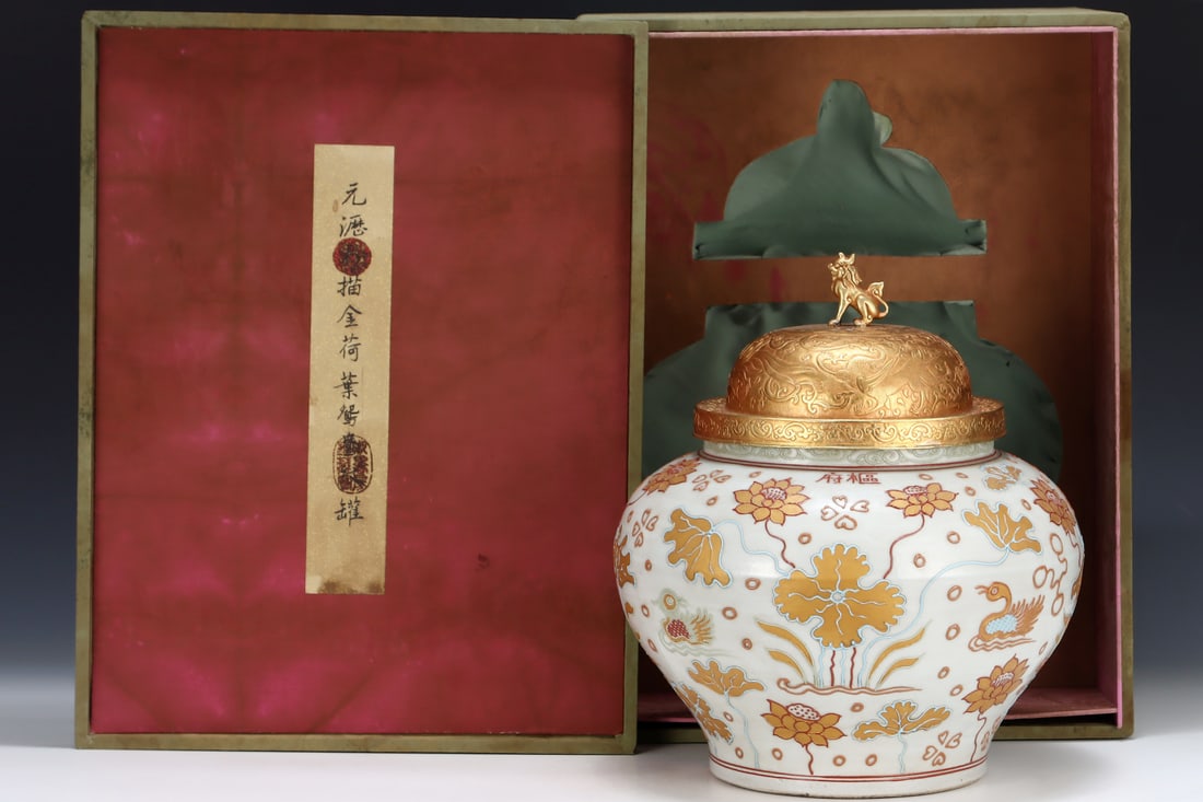 An Exquisite Famille-Rose Painted Gold Flower and Bird Pattern Jar: An Exquisite Famille-Rose Painted Gold Flower and Bird Pattern Jar Yuan Dynasty, China Size:39cmx34cm (The Dimensions Of All Batches Are Manually Measured.If You Need More Detailed Information, Please