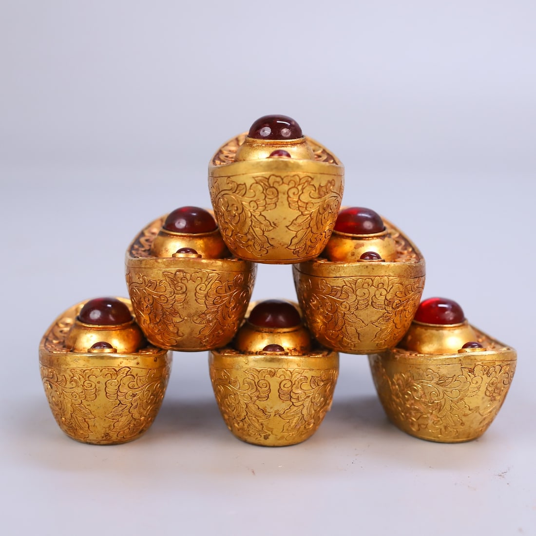 An Exquisite Gilt Bronze Inlaid Gems Ornament: An Exquisite Gilt Bronze Inlaid Gems Ornament Qing Dynasty, China Size:4cmx7cmx3cm Weight:1725g (The Dimensions Of All Batches Are Manually Measured.If You Need More Detailed Information, Please Conta
