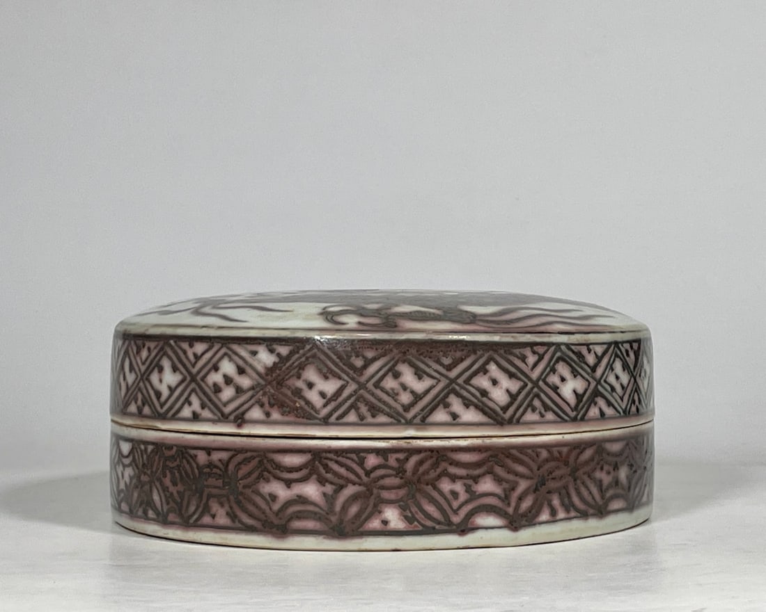 An Exquisite Underglaze-Red Dragon Pattern Box: An Exquisite Underglaze-Red Dragon Pattern Box Yuan Dynasty, China Size:9cmx21.5cm (The Dimensions Of All Batches Are Manually Measured.If You Need More Detailed Information, Please Contact Our Custom