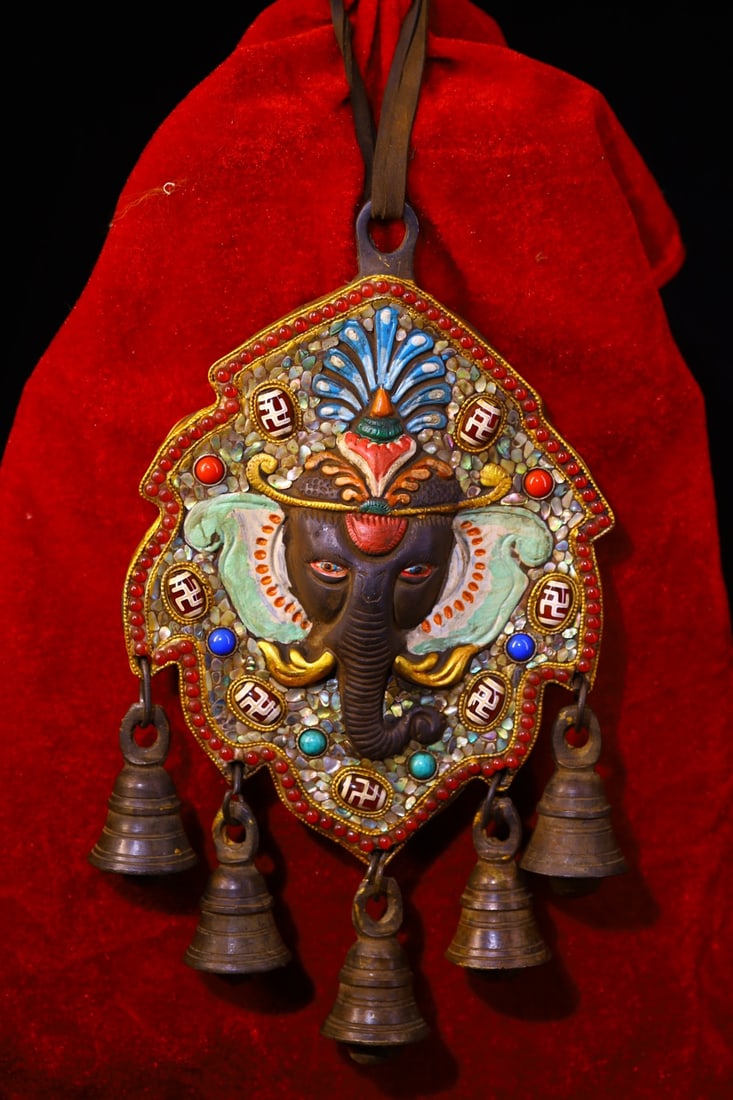 An Exquisite Bronze Inlaid Dzi Bead Gems Painted Color Statue of Ganesh: An Exquisite Bronze Inlaid Dzi Bead Gems Painted Color Statue of Ganesh Qing Dynasty, China Size:24cmx14cm Weight:1180g (The Dimensions Of All Batches Are Manually Measured.If You Need More Detailed