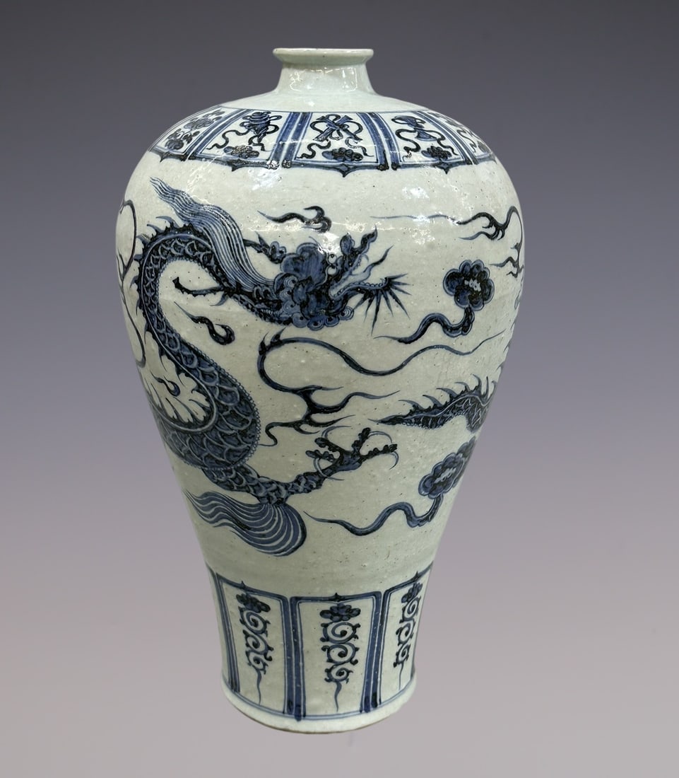 An Exquisite Blue and White Dragon Pattern Vase: An Exquisite Blue and White Dragon Pattern Vase Yuan Dynasty, China Size:43.5cm (The Dimensions Of All Batches Are Manually Measured.If You Need More Detailed Information, Please Contact Our Customer
