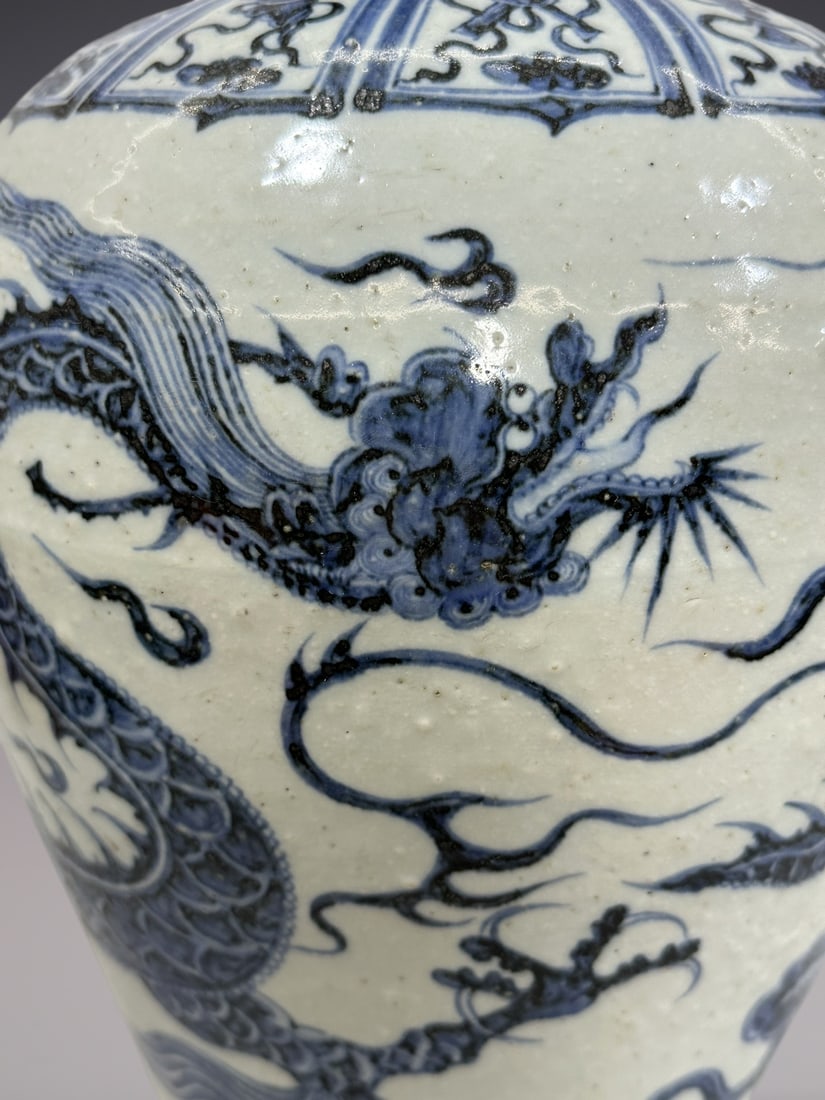 An Exquisite Blue and White Dragon Pattern Vase - 2