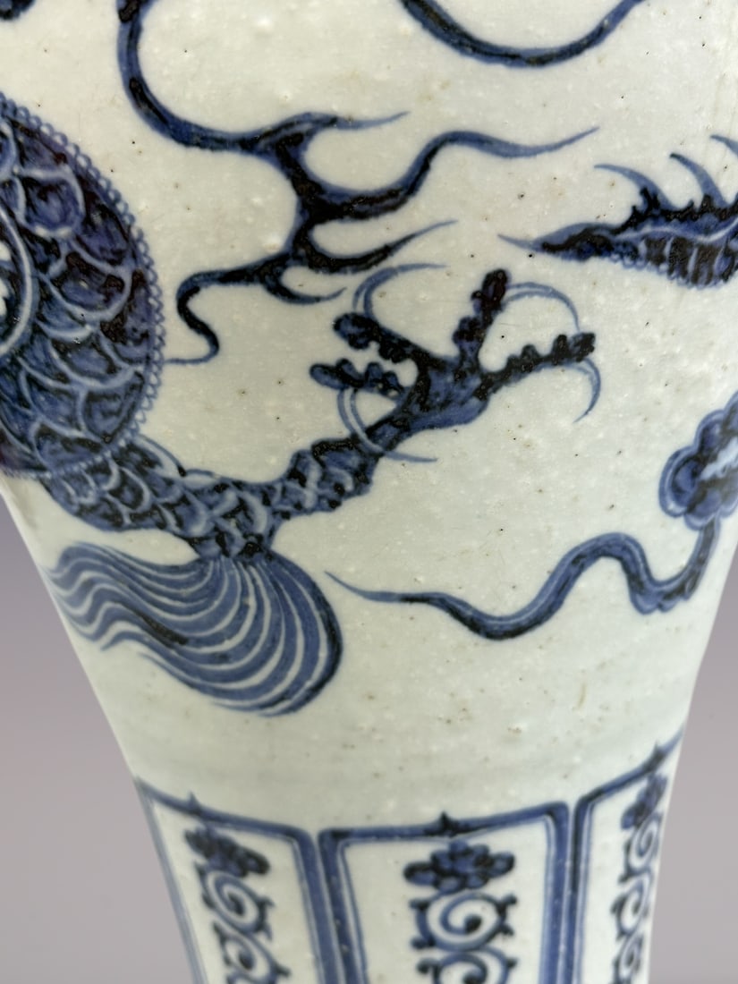 An Exquisite Blue and White Dragon Pattern Vase - 3