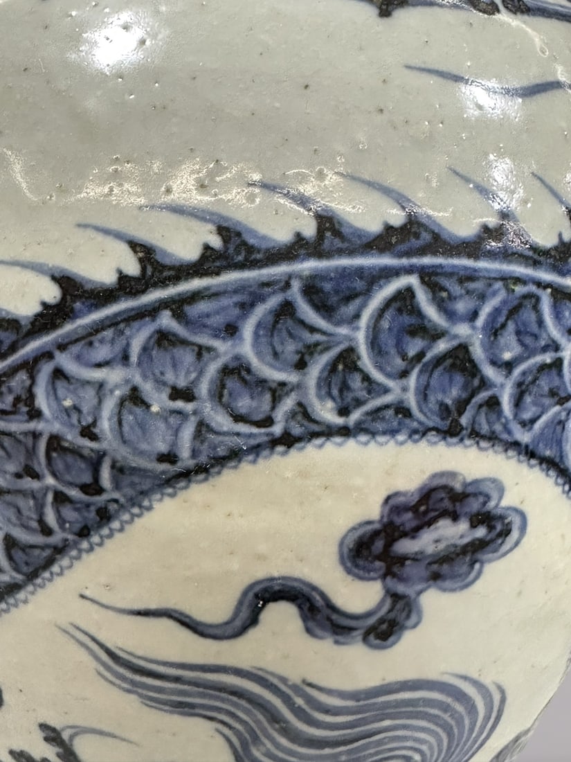 An Exquisite Blue and White Dragon Pattern Vase - 4