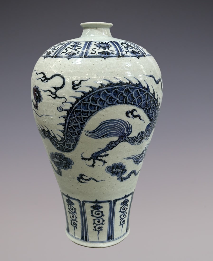 An Exquisite Blue and White Dragon Pattern Vase - 5