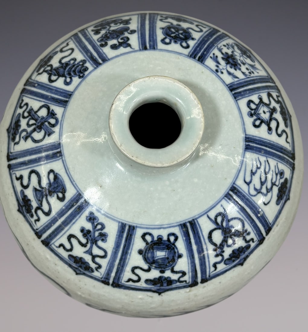 An Exquisite Blue and White Dragon Pattern Vase - 6