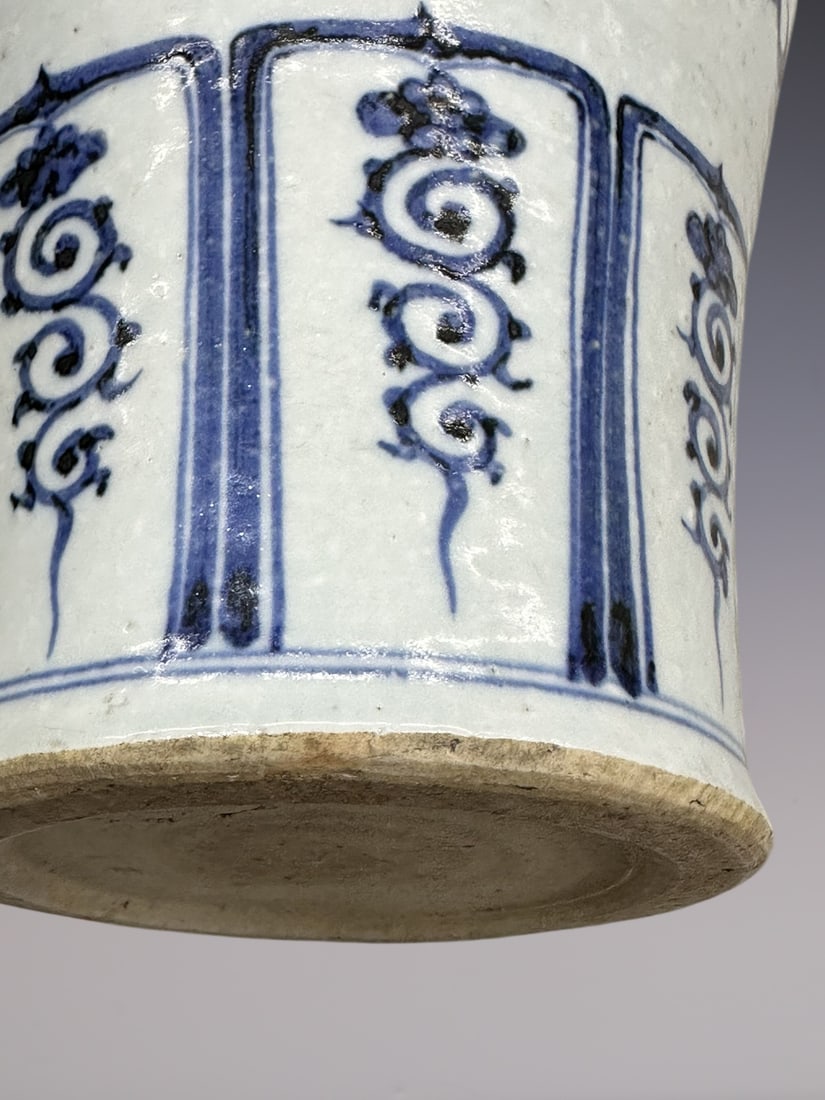 An Exquisite Blue and White Dragon Pattern Vase - 7