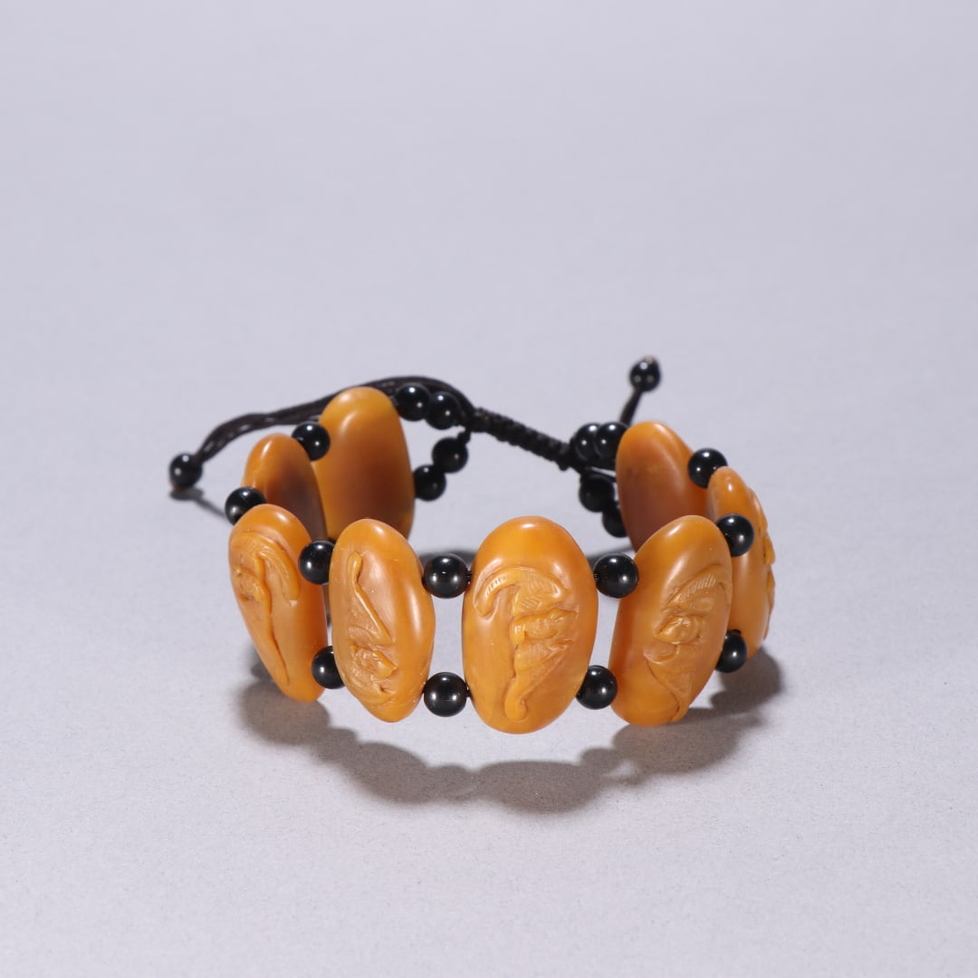 An Exquisite Tianhuang Stone Bats Pattern Bracelets: An Exquisite Tianhuang Stone Bats Pattern Bracelets Qing Dynasty, China Size:1.8cmx2.8cm Weight:55.7g (The Dimensions Of All Batches Are Manually Measured.If You Need More Detailed Information, Please