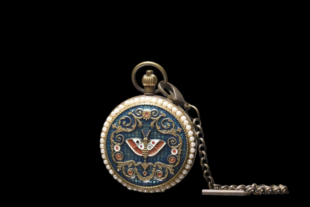 An Exquisite Bronze ainted Enamel Flower and Butterfly Pattern Pocket watch: An Exquisite Bronze ainted Enamel Flower and Butterfly Pattern Pocket watch Qing Dynasty, China Size:5.5cm (The Dimensions Of All Batches Are Manually Measured.If You Need More Detailed Information,