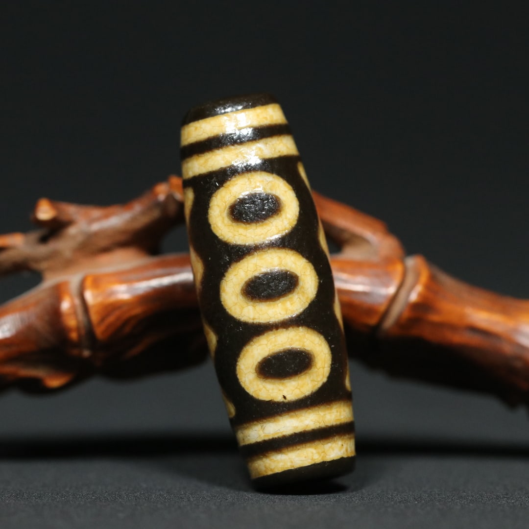 An Exquisite Dzi Bead Pendant: An Exquisite Dzi Bead Pendant Han Dynasty, China Size:4cmx1.4cm Weight:12.5g (The Dimensions Of All Batches Are Manually Measured.If You Need More Detailed Information, Please Contact Our Customer Ser