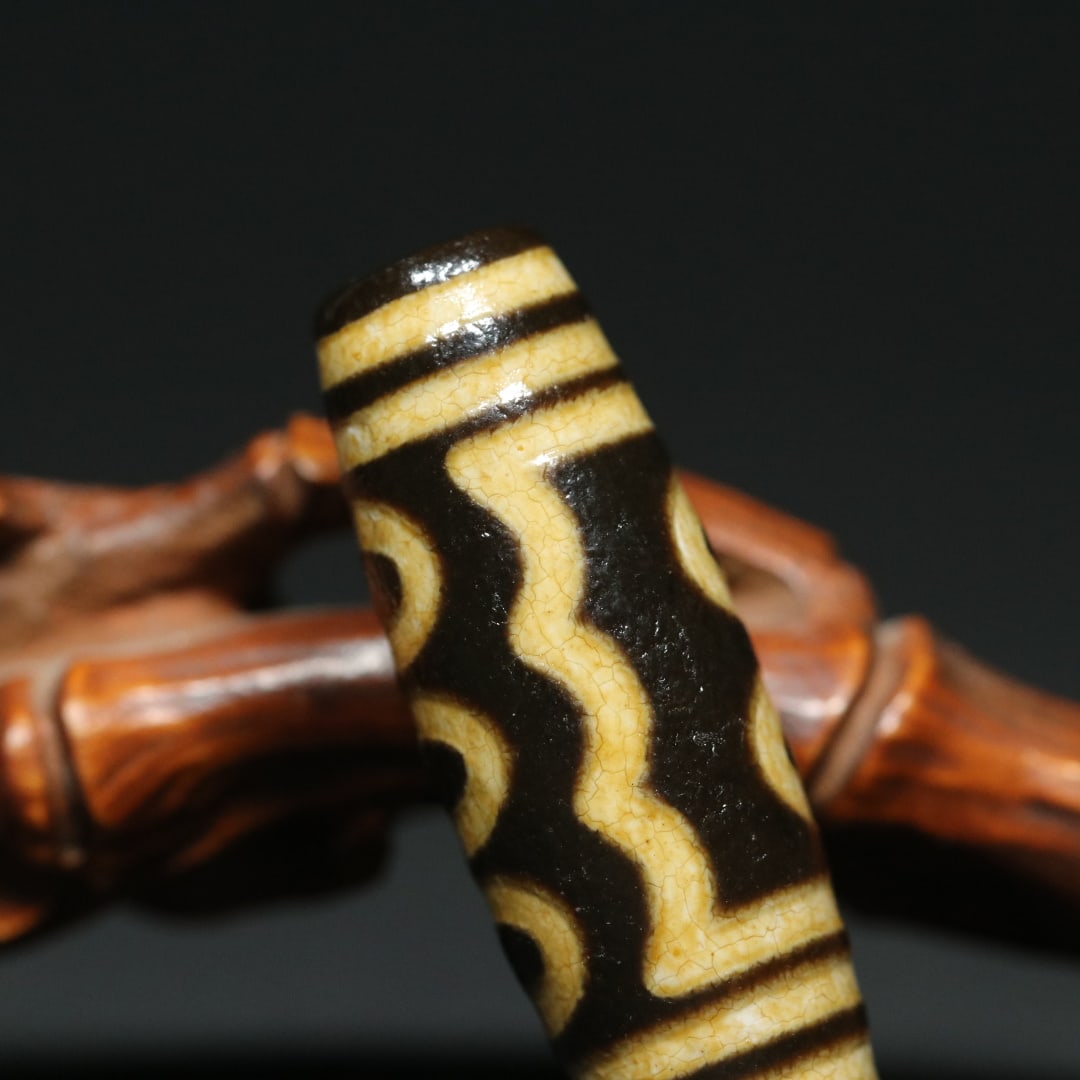 An Exquisite Dzi Bead Pendant - 9