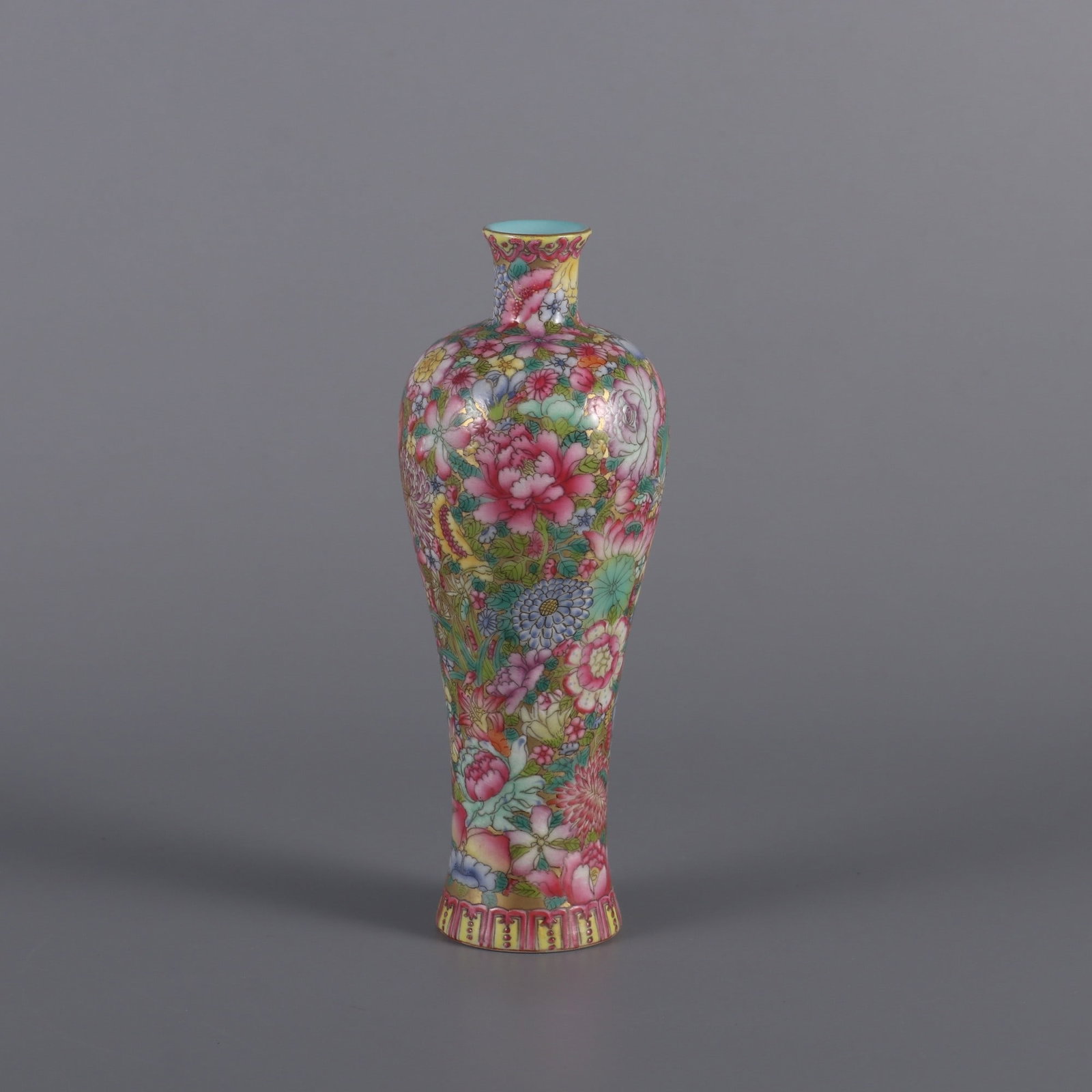 An Exquisite Famille-Rose Flower Pattern Vase: An Exquisite Famille-Rose Flower Pattern Vase Qing Dynasty, China Qianlong Four-character Mark Size:14.5cmx5cm (The Dimensions Of All Batches Are Manually Measured.If You Need More Detailed