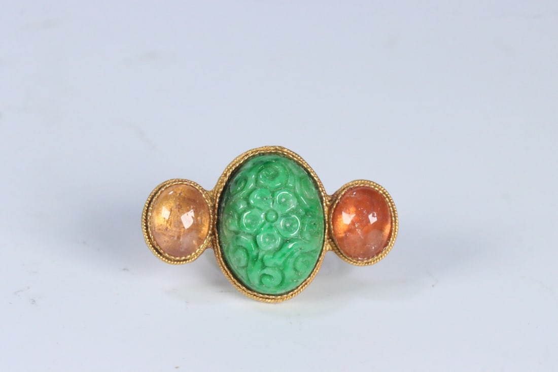 An Exquisite Gilt Silver Inlaid Jadeite Ring: An Exquisite Gilt Silver Inlaid Jadeite Ring Qing Dynasty, China Size:2.85cmx3.63cm Size:(inside diameter)1.7cm Size:1.42cmx1.95cm Weight:11.6g (The Dimensions Of All Batches Are Manually Measured.If