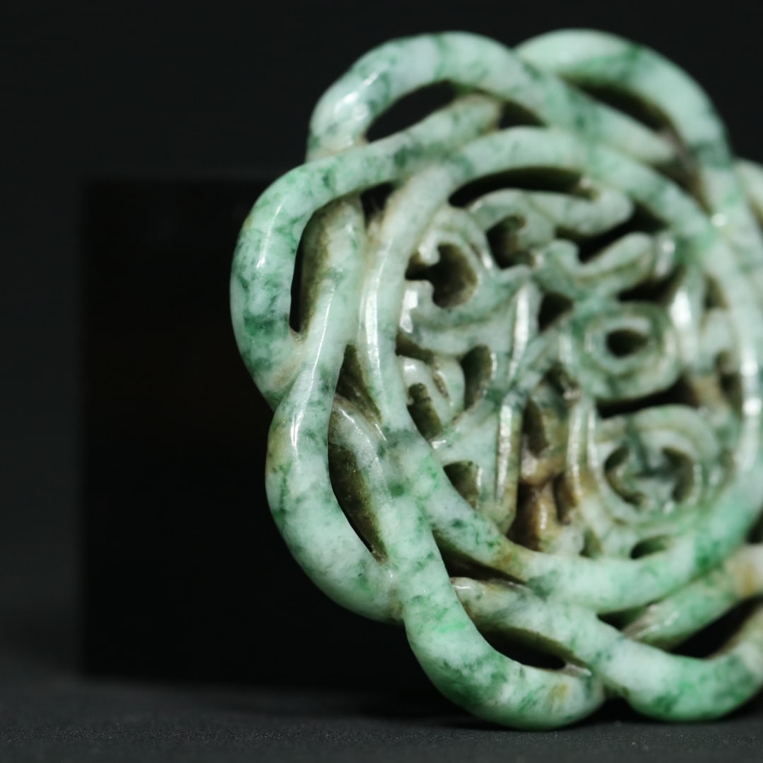 An Exquisite Jadeite Pendant - 4