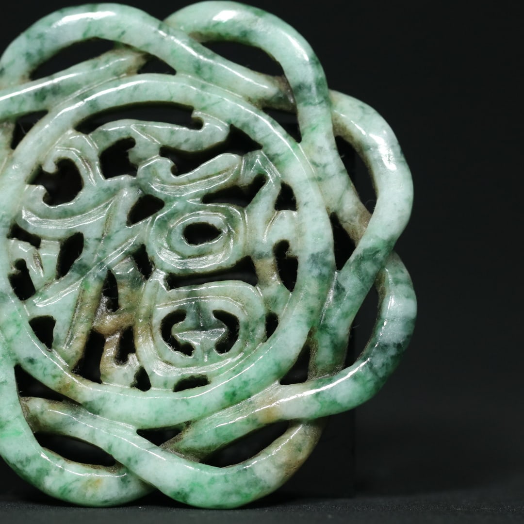 An Exquisite Jadeite Pendant - 7