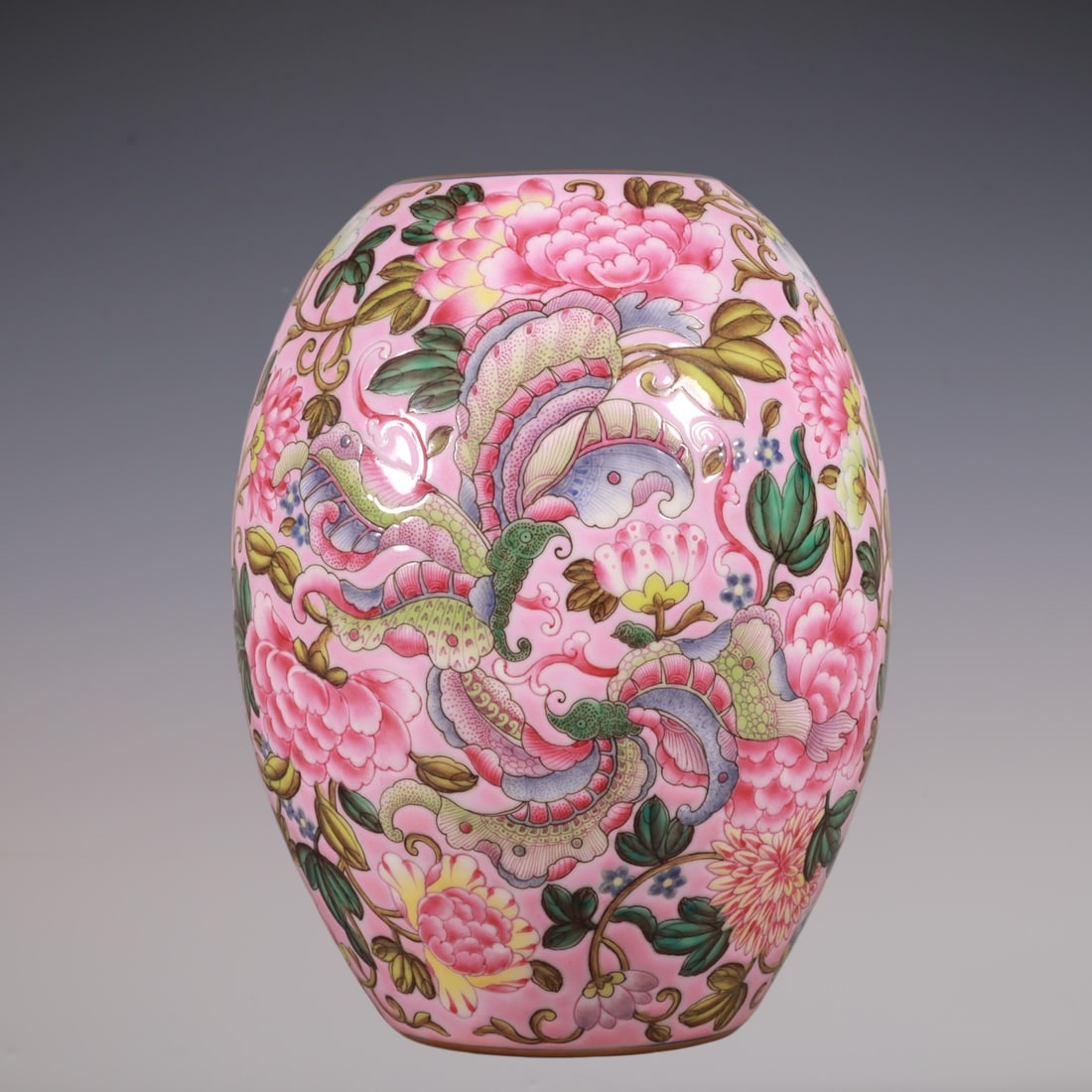 An Exquisite Enamel Lotus Pattern Brush Washer: An Exquisite Enamel Lotus Pattern Brush Washer Qing Dynasty, China Qianlong Four-character Mark Size:13.5cmx10.5cm (The Dimensions Of All Batches Are Manually Measured.If You Need More Detailed
