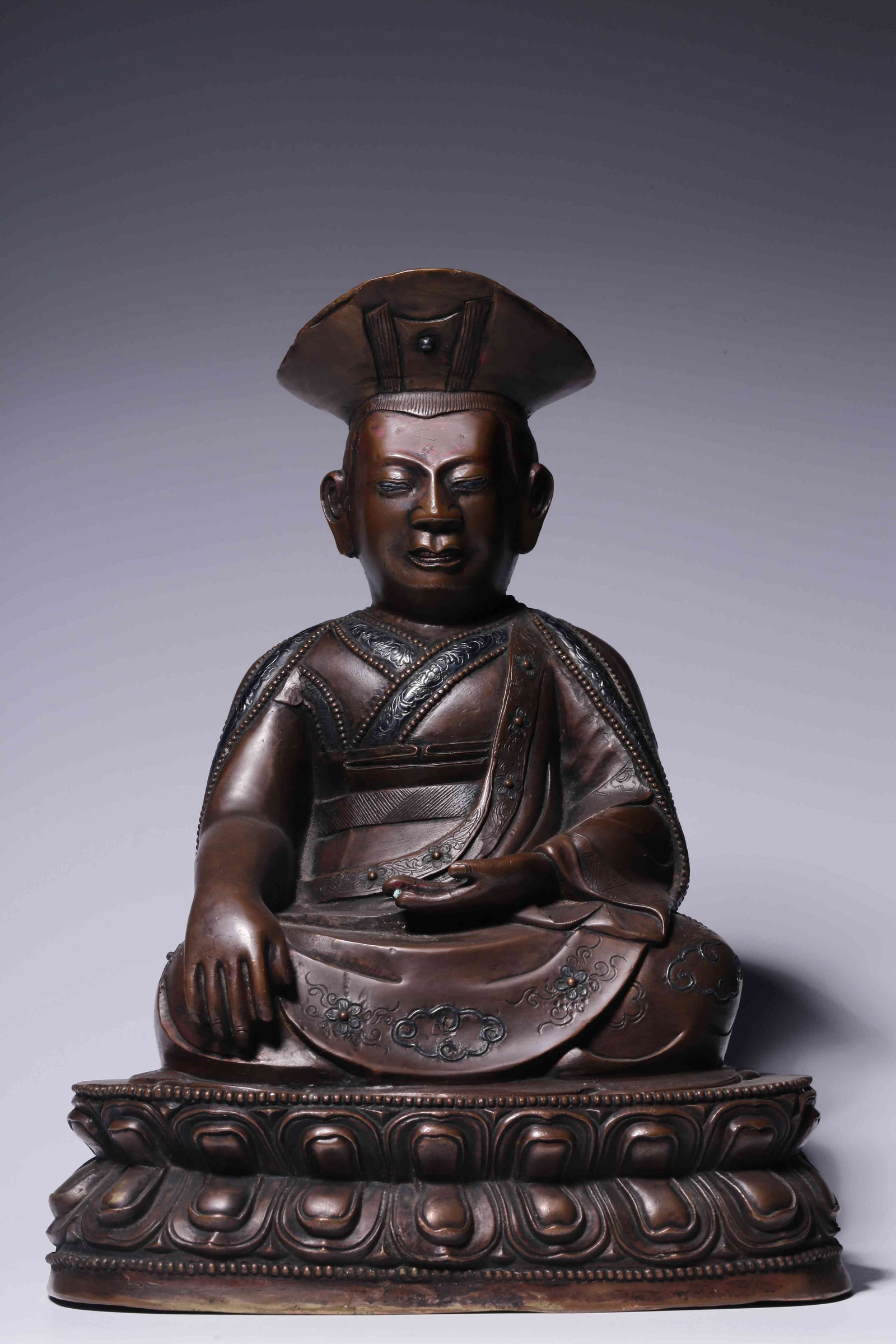 An Exquisite Bronze Inlaid Silver Buddha Statue: An Exquisite Bronze Inlaid Silver Buddha Statue Qing Dynasty, China Size:25cmx19cmx14cm Weight:5229g (The Dimensions Of All Batches Are Manually Measured.If You Need More Detailed Information, Please
