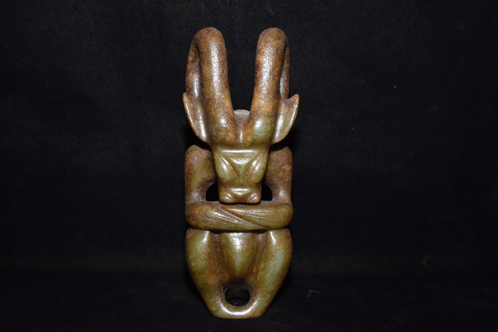 An Exquisite Hemo Jade Figure Ornament: An Exquisite Hemo Jade Figure Ornament Hong Shan Culture Size:20.5cmx8cm Weight:1.25kg (The Dimensions Of All Batches Are Manually Measured.If You Need More Detailed Information, Please Contact Our