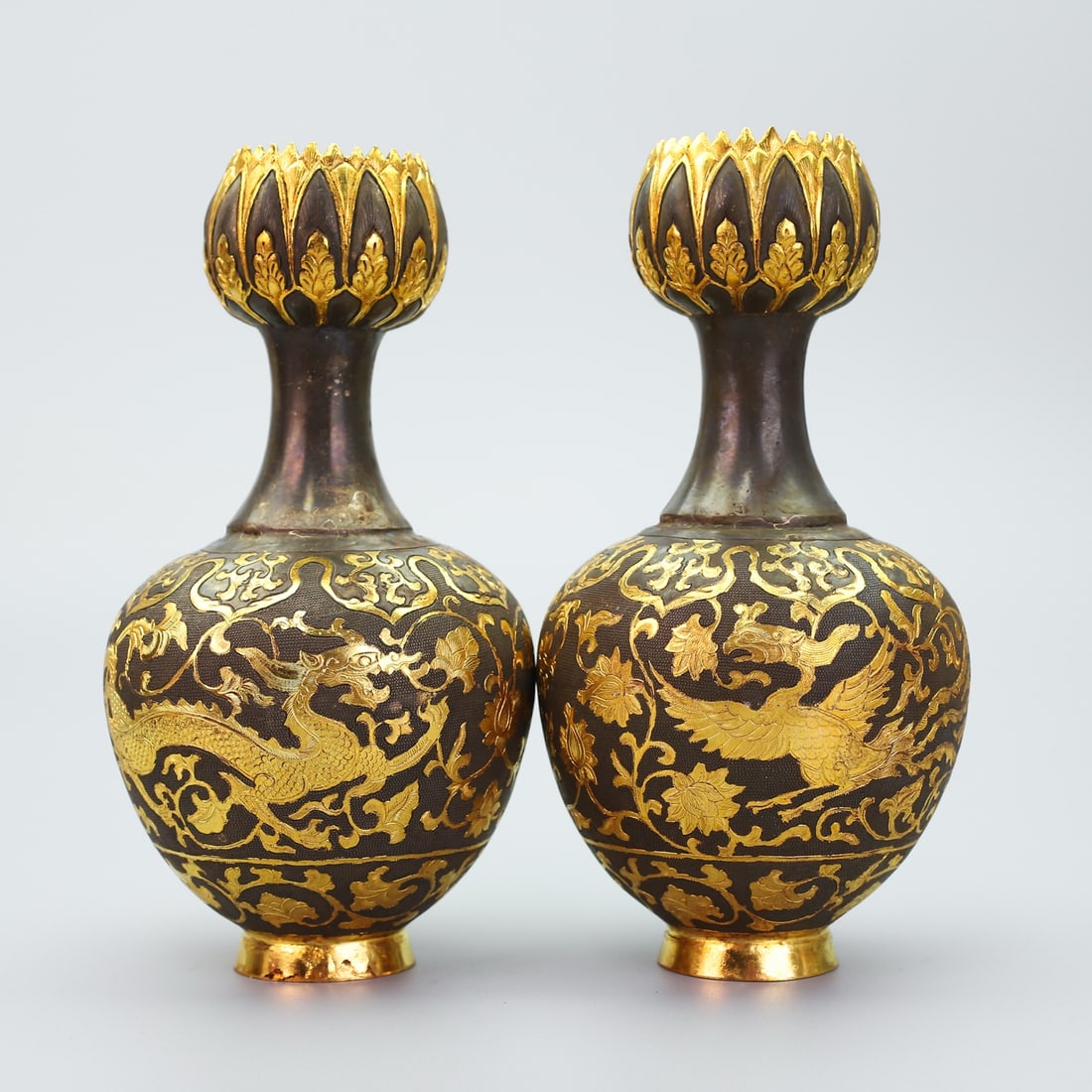A Pair of Exquisite Gilt Bronze Lotus Pattern Dragon and Phoenix Pattern Vase: A Pair of Exquisite Gilt Bronze Lotus Pattern Dragon and Phoenix Pattern Vase Qing Dynasty, China Qianlong Four-character Mark Size:23.6cmx12cm Weight:1470g (The Dimensions Of All Batches Are
