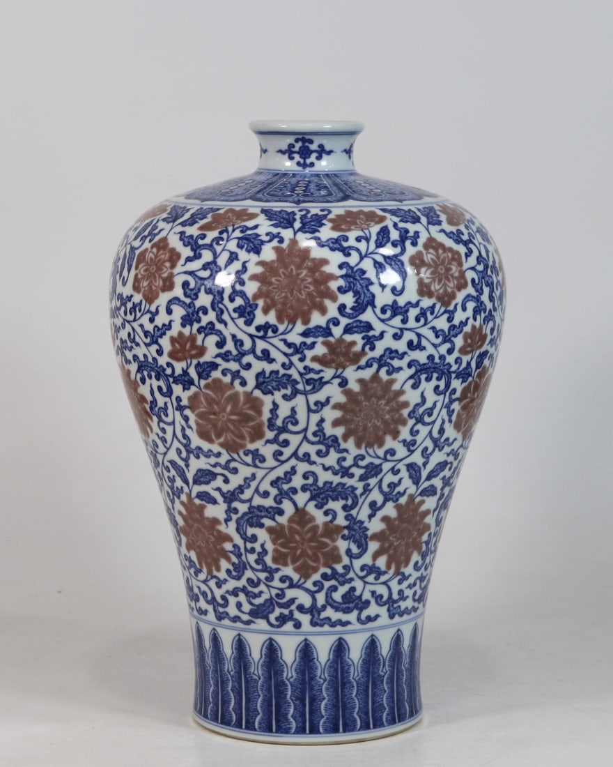 An Exquisite Blue and White Underglaze-Red Lotus Pattern Vase: An Exquisite Blue and White Underglaze-Red Lotus Pattern Vase Qing Dynasty, China Qianlong Six-character Mark Size:33.5cmx21cm (The Dimensions Of All Batches Are Manually Measured.If You Need More