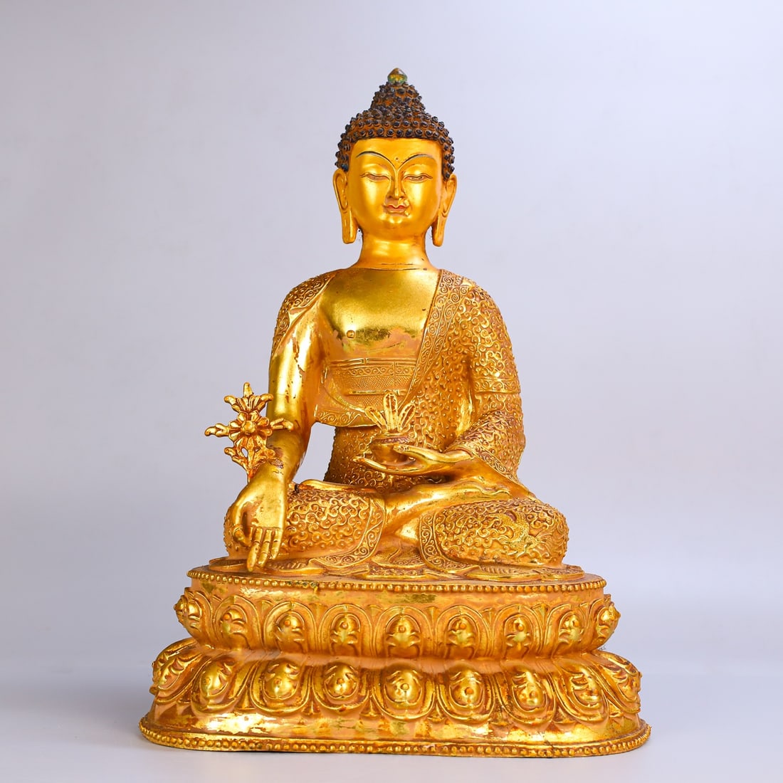 An Exquisite Gilt Bronze Painted Color Buddha Statue: An Exquisite Gilt Bronze Painted Color Buddha Statue Qing Dynasty, China Size:45cmx32cm Weight:7955g (The Dimensions Of All Batches Are Manually Measured.If You Need More Detailed Information, Please