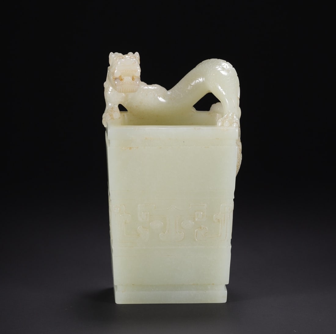 An Exquisite White Jade Dragon Pattern Brush Pot: An Exquisite White Jade Dragon Pattern Brush Pot Qing Dynasty, China Size:11.8cmx6.8cmx4.5cm Weight:373.3g (The Dimensions Of All Batches Are Manually Measured.If You Need More Detailed Information, P
