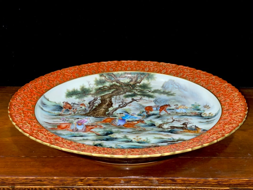 An Exquisite Iron-Red Painted Gold Bats and Peach Pattern Character and Story Pattern Plate: An Exquisite Iron-Red Painted Gold Bats and Peach Pattern Character and Story Pattern Plate Qing Dynasty, China Qianlong Six-character Mark Size:7.5cmx45cm (The Dimensions Of All Batches Are Manually 