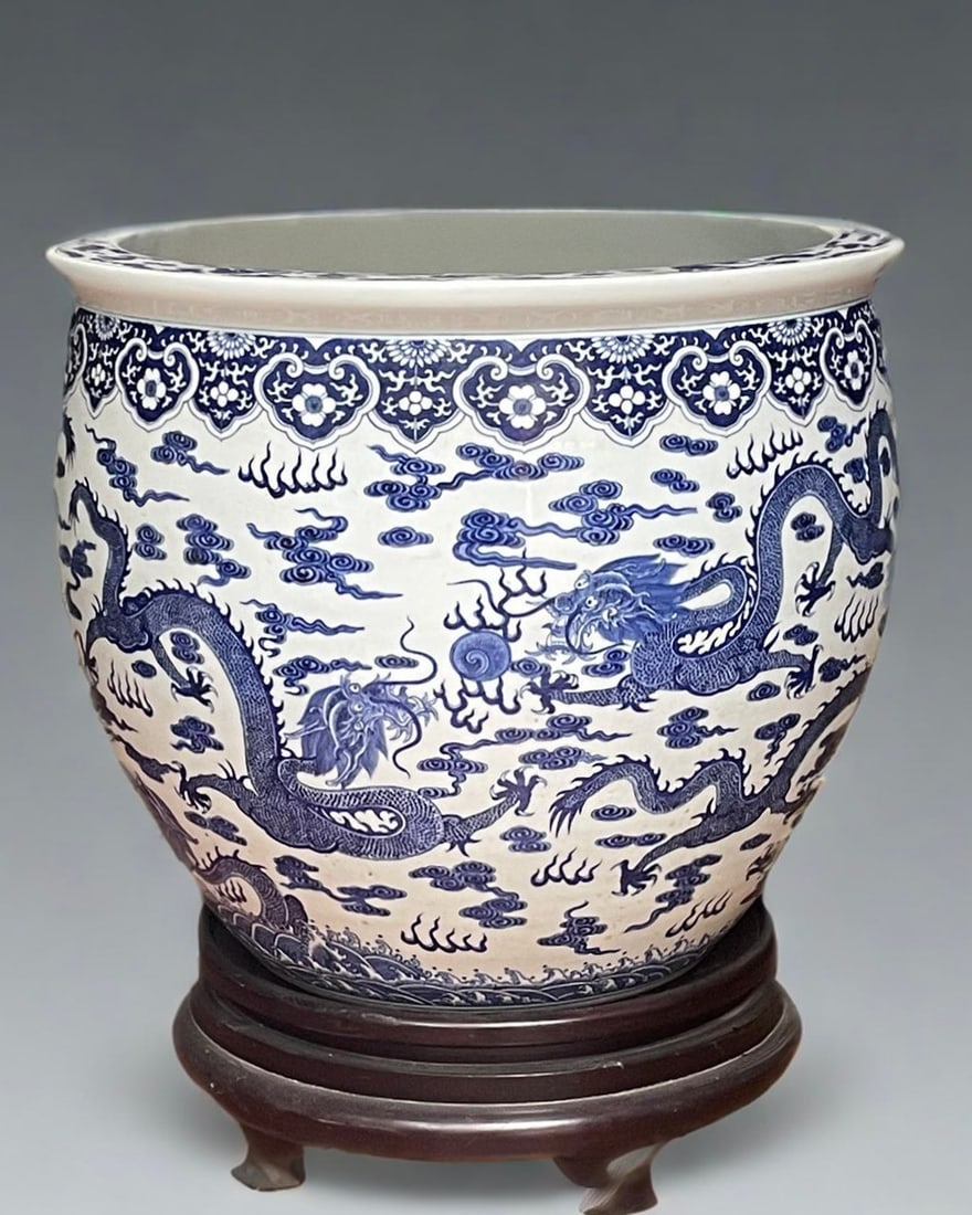An Exquisite Blue and White Dragon Pattern Seawater Pattern Vat - 3